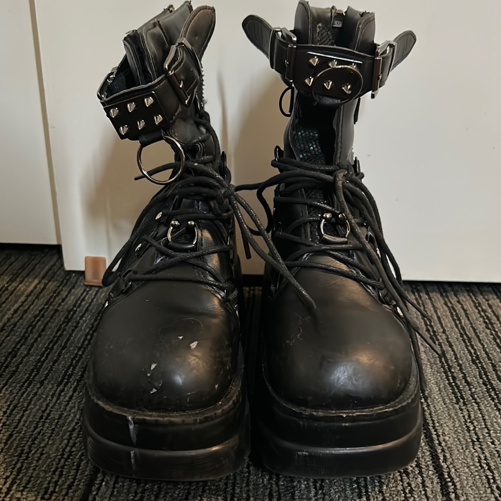 Tscoyuki Platform Ankle Boots in black